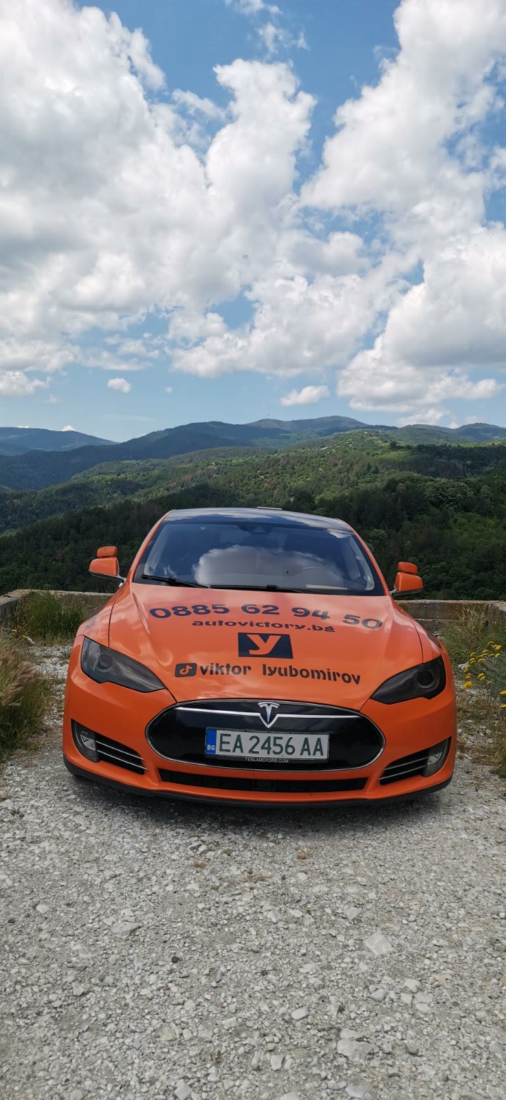 Учебната Тесла на AutoVictory сред родопски пейзаж